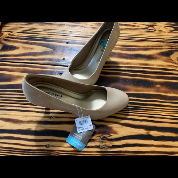 Cream/Nude high heels size 7.5 NWT